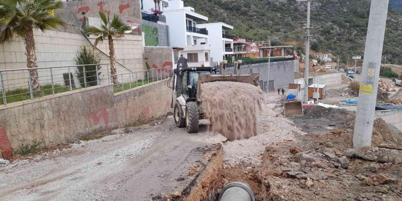 Yağmur suları yoğun çalışmayla kontrol altına alınıyor