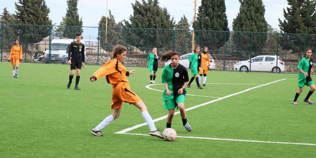 Mehmet Akif Ersoy Anadolu Lisesi kızları futbolda şampiyon oldu