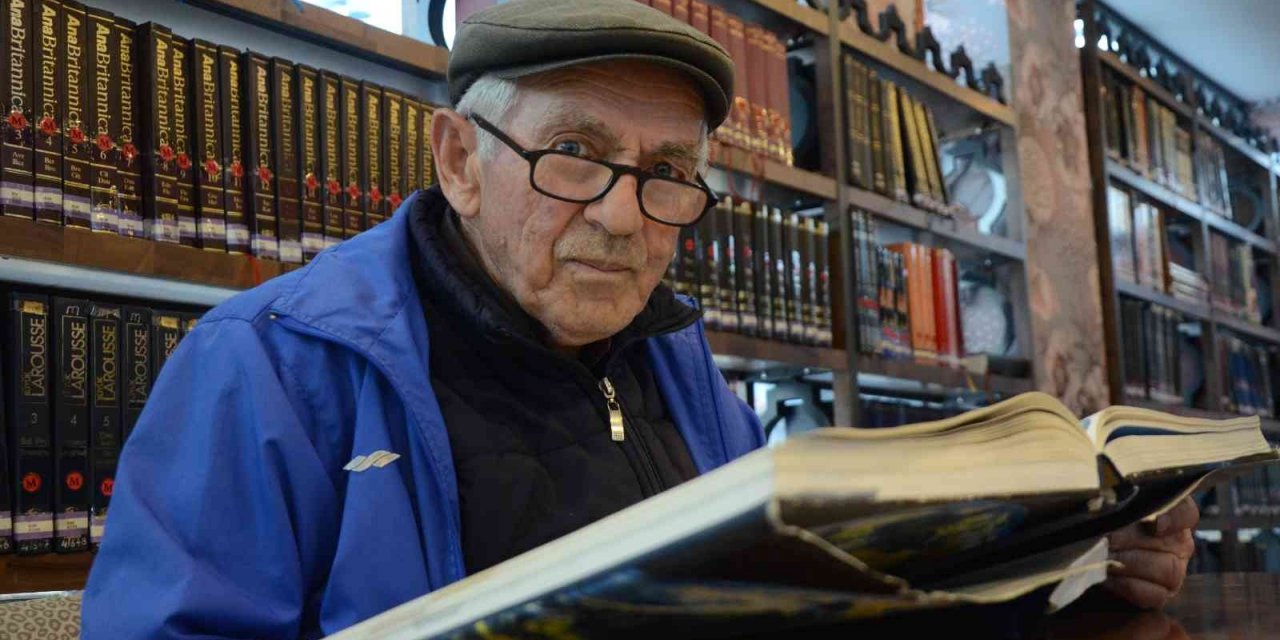 80 yaşındaki kütüphane kurdu, gününün yarısını kitapların arasında geçiriyor