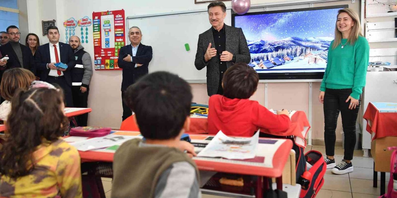 Bahçelievler’deki öğrencilere ‘dijital’ karne hediyesi verildi