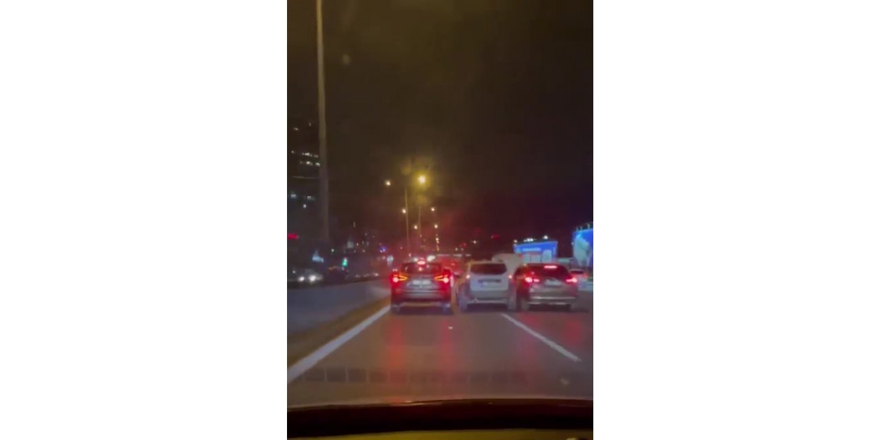 Üsküdar’da trafikteki araçlara aldırmadan yarışan iki araç kamerada