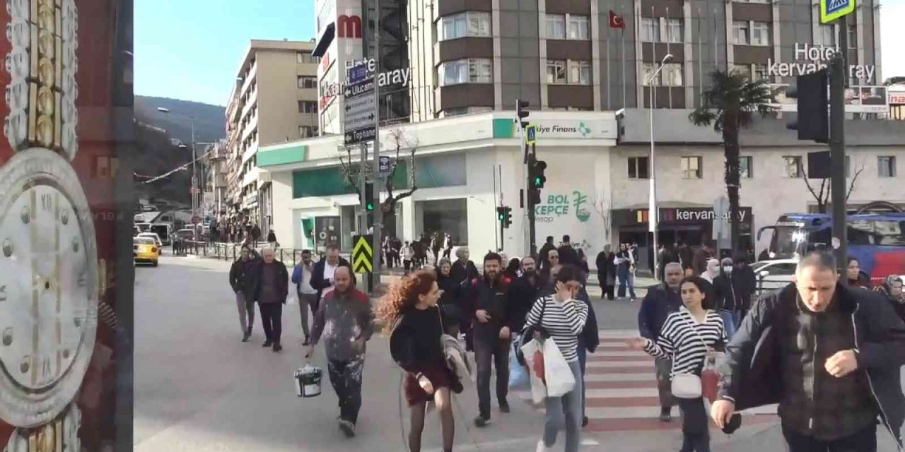 Bursa’da şiddetli lodos zor anlar yaşatmaya devam ediyor