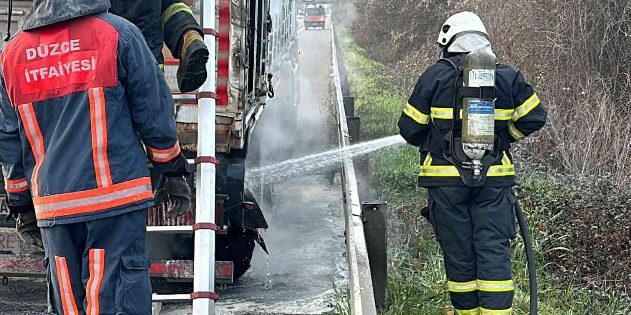 Kamyonun lastikleri tutuşunca otoyol tek şeride düştü