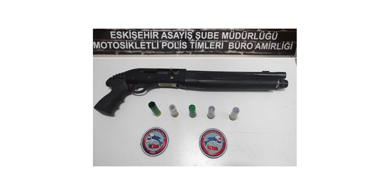 Polis 3 silahı ele geçirip 4 şahsı yakaladı