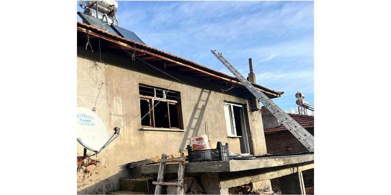 Manisa’da çıkan yangında ev kullanılamaz hale geldi