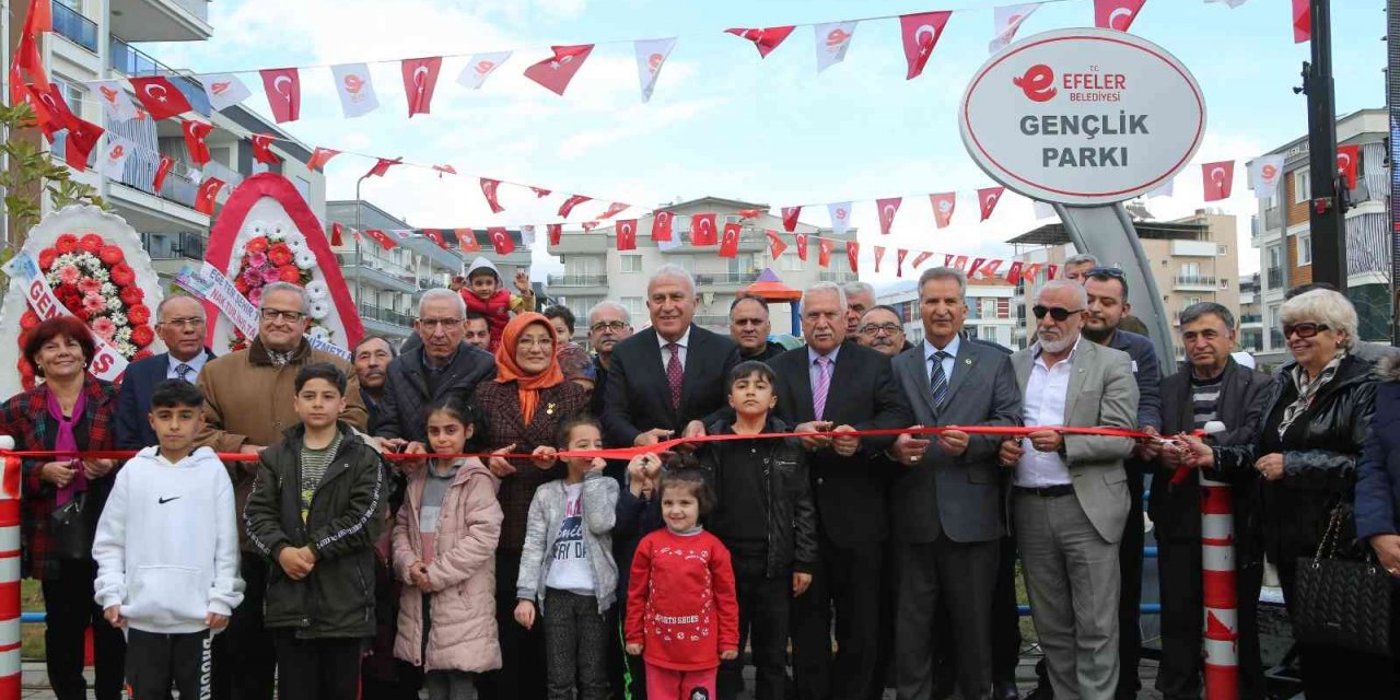 Efeler’de Gençlik Parkı düzenlenen törenle açıldı