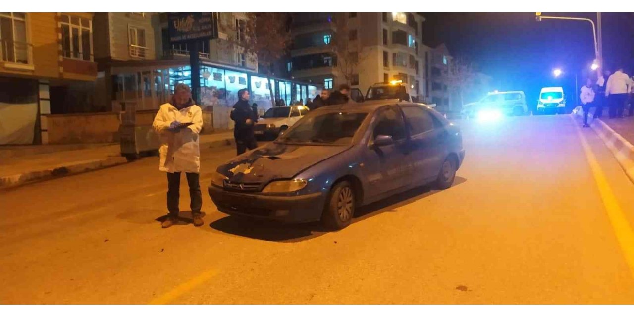 Yolun karşısına geçmeye çalışan anne ve oğluna otomobil çarptı