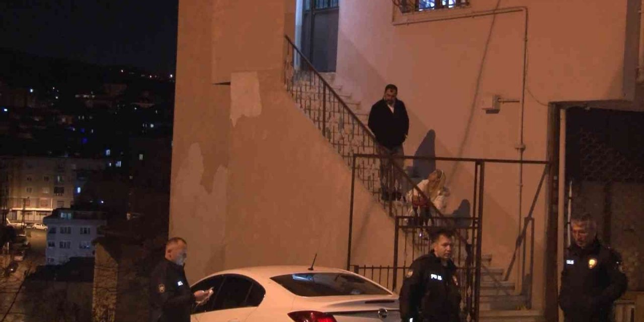 Pusu kurdukları husumetlilerinin otomobilini kurşunladılar