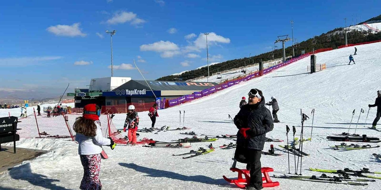 Sömestir tatili için aileler Palandöken Kayak Merkezine akın etti