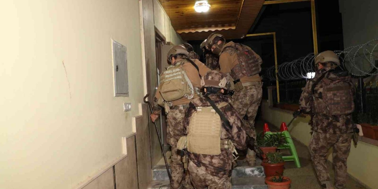 Mersin Tarsus’ta dolandırıcılık operasyonu: 24 gözaltı
