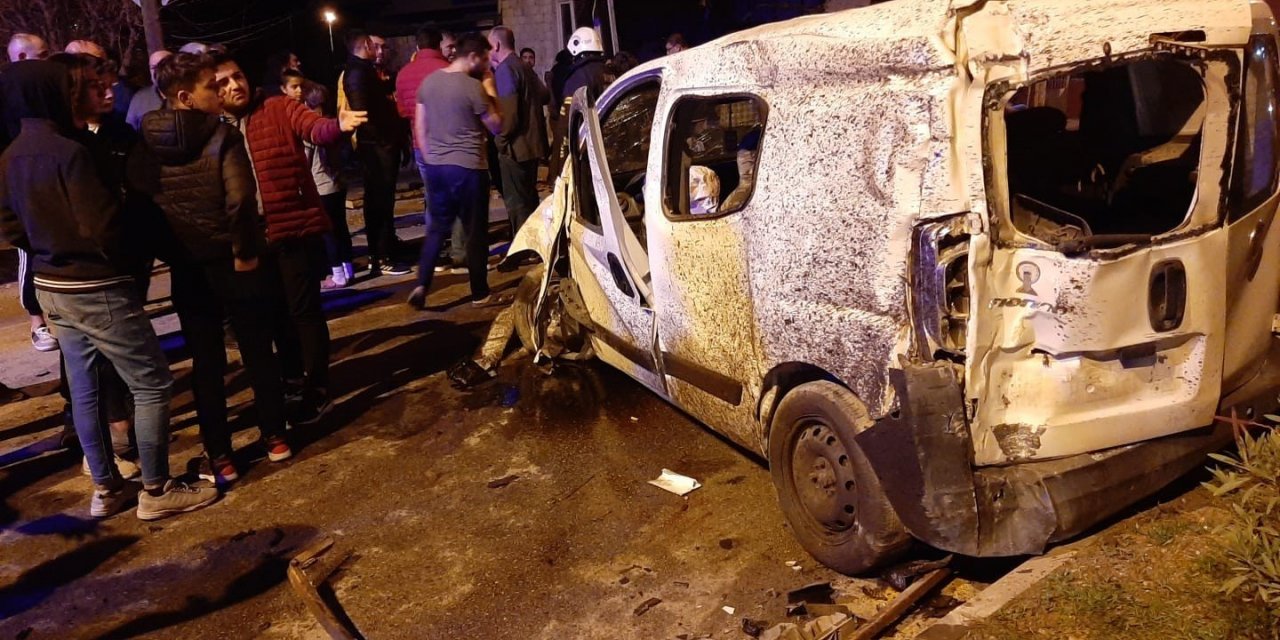 Ticari araç işyerine daldı, ortalık savaş alanına döndü