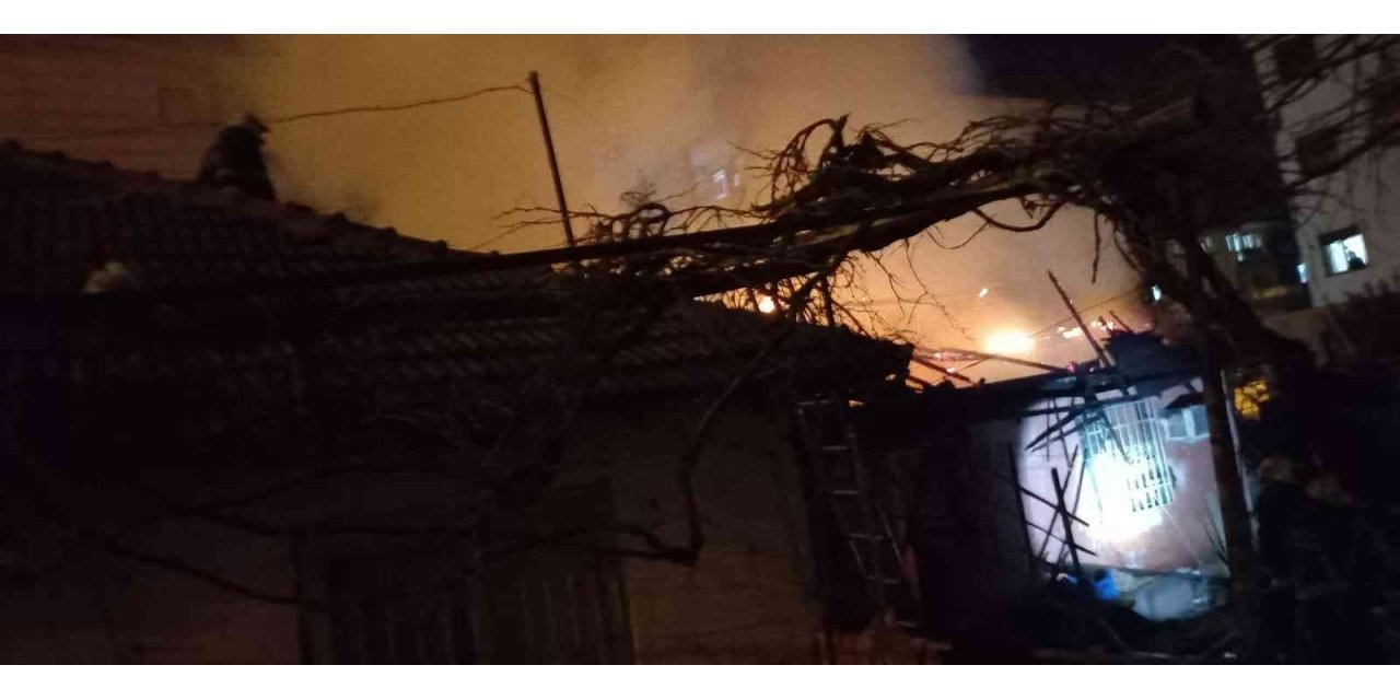 Yabancı uyruklu ailenin yaşadığı gecekondu yangında alev topuna döndü