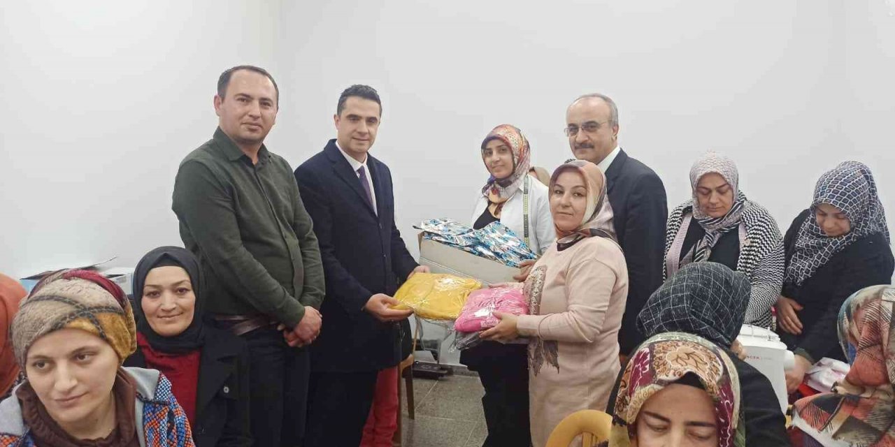 Kursiyerlerden ihtiyaç sahibi öğrencilere karne hediyesi