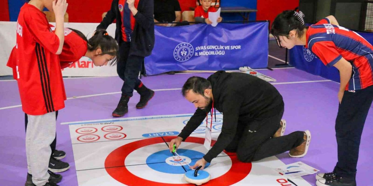 Sivas’ta okullar Floor Curling de yarıştı