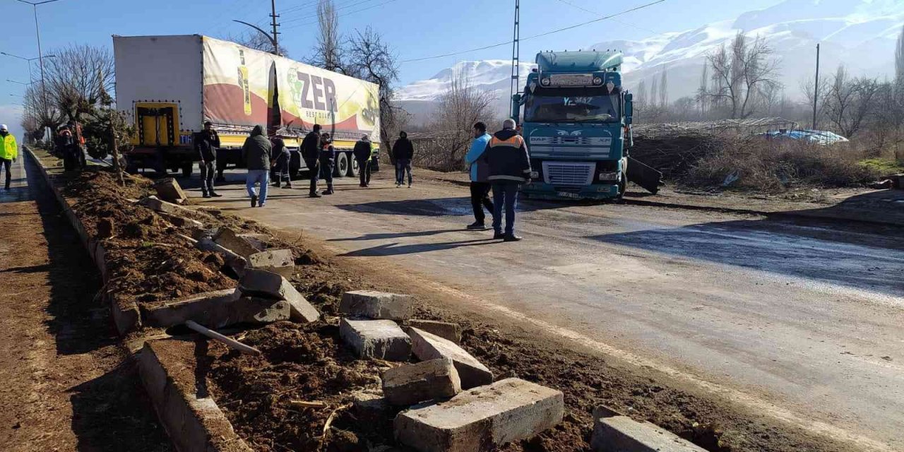 Makas kıran tır trafiği kilitledi