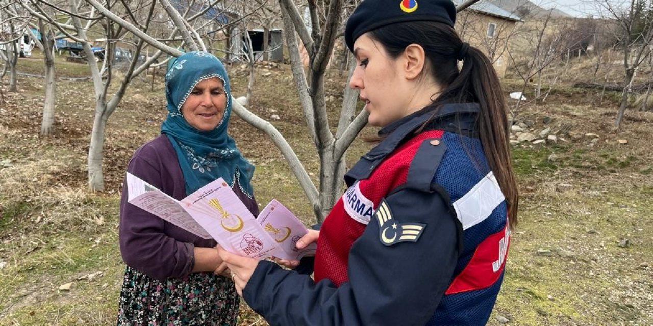 Jandarma, öğrenci ve vatandaşları bilgilendirdi