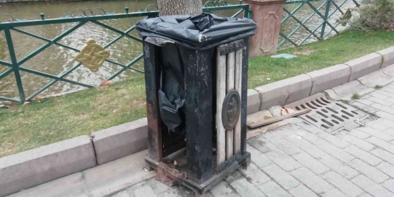 Çöp kutuları vandalların hedefi olmaktan kurtulamıyor