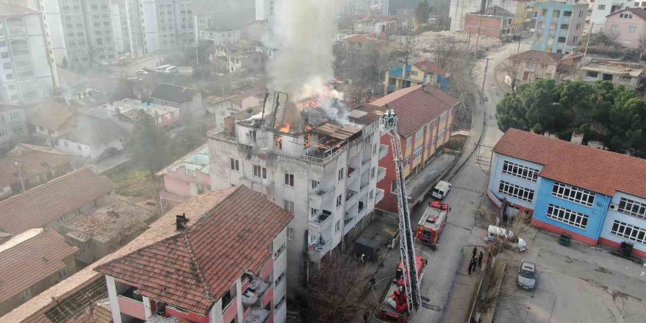 Binanın çatısında patlama: Patlama sonrası çatı alev topuna döndü