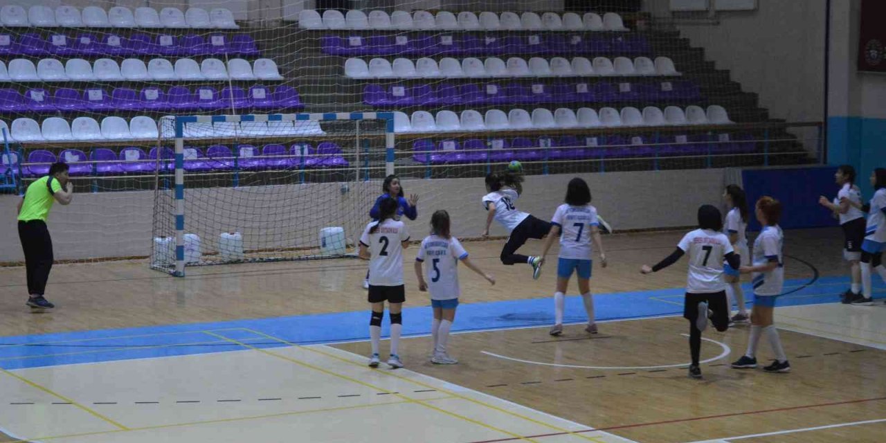 Afyonkarahisar’da okul sporlarında kıyasıya mücadele