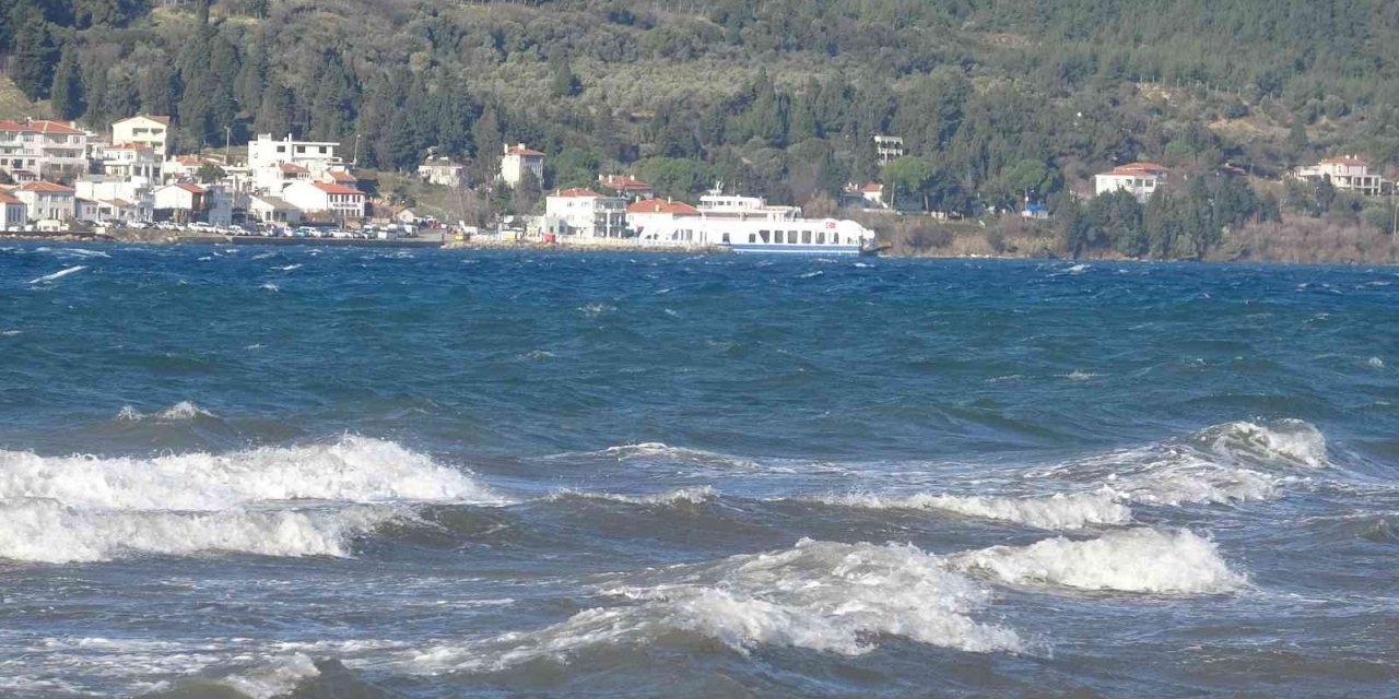 Lodos fırtınası nedeniyle Bozcaada ve Gökçeada’ya feribot seferleri iptal edildi