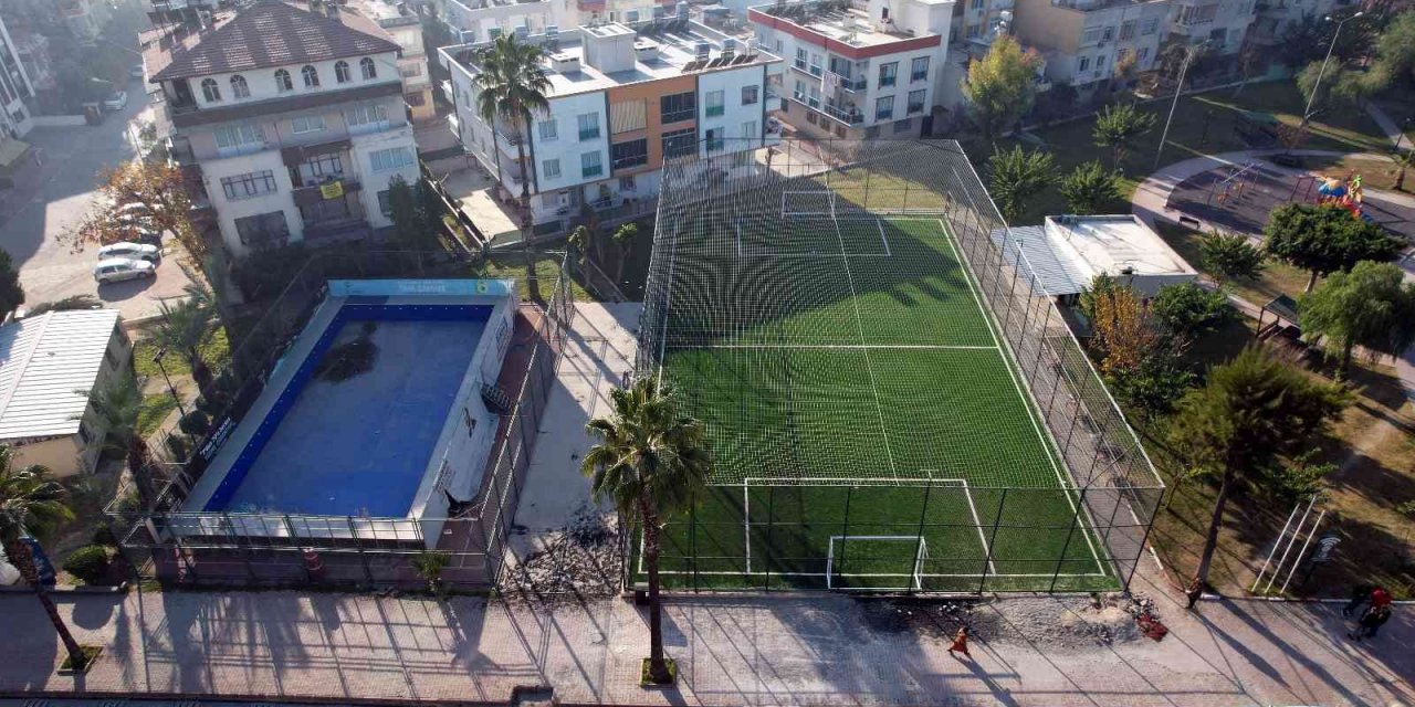 Madımak Parkı içindeki halı saha yenilendi