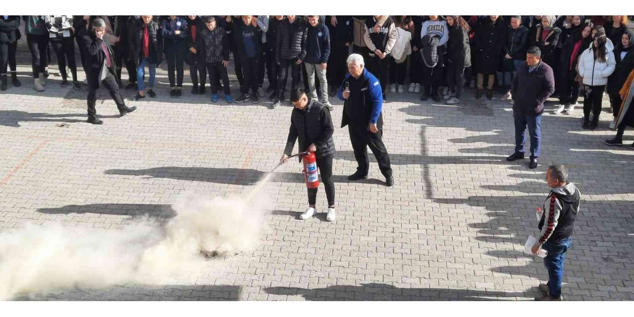 Öğretmen ve öğrencilere yangın söndürme tatbikatı
