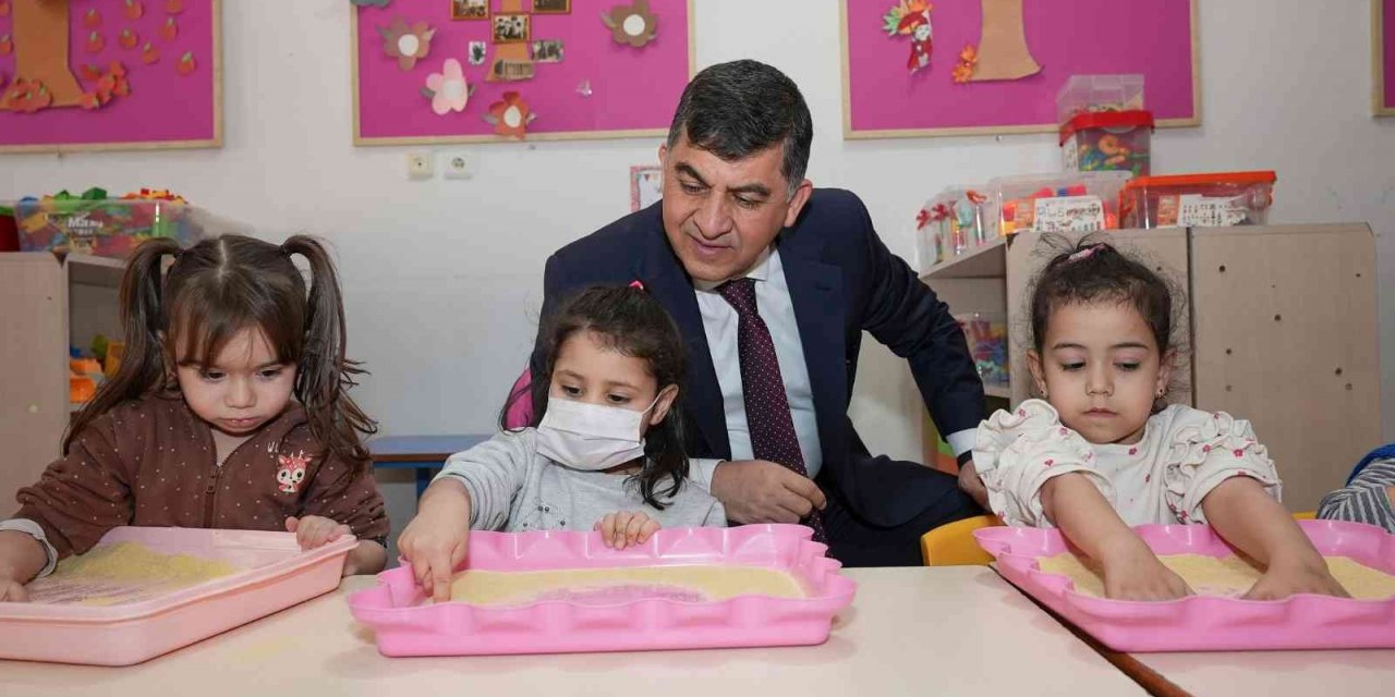 Minik öğrencilere satranç hediye edildi