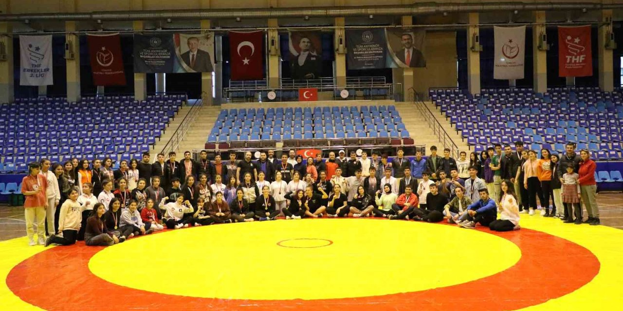 Genç güreşçiler Aydın’ı temsil etmek için mindere çıktı