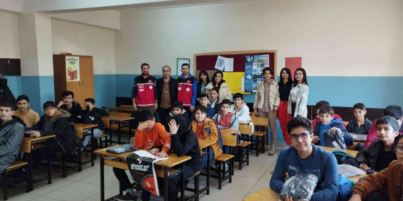ADYÜ’deki öğrencilerden Kahta’daki öğrencilere giyim yardımı
