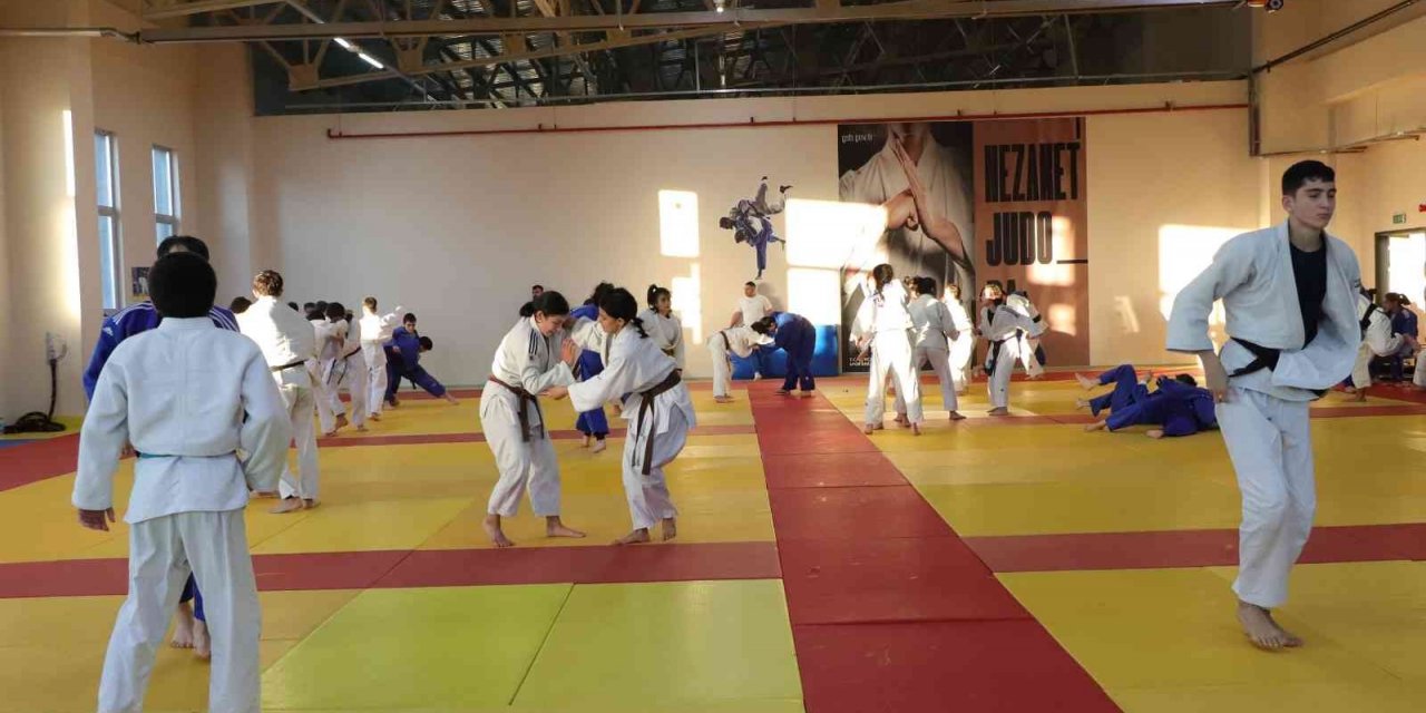 Karaman’da 250 sporcu judo ortak çalışma kampında buluştu