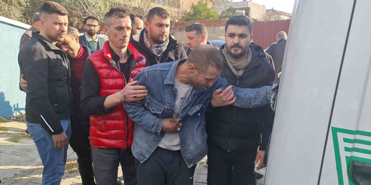 Eşi ve çocuklarına son kez dokunan acılı baba yürekleri dağladı