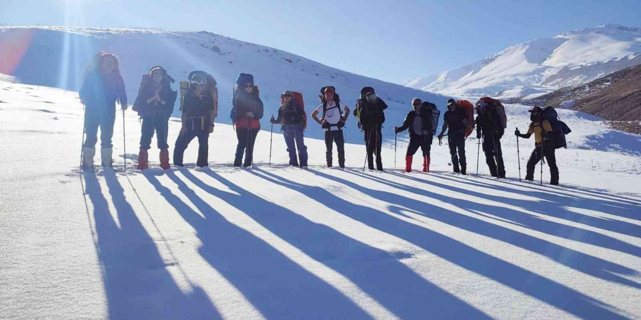 Süphan Dağı’na Cumhuriyet’in 100. yıl özel tırmanışı