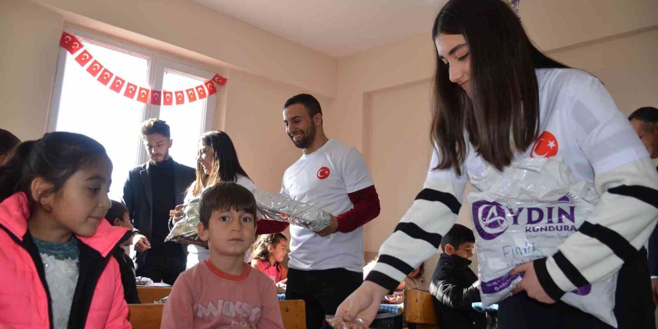 Karadeniz Ereğli Yurt Müdürlüğünden köy çocuklarına karne hediyesi