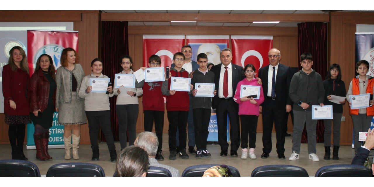 Matematik yarışmasında dereceye giren öğrenciler ödüllendirildi