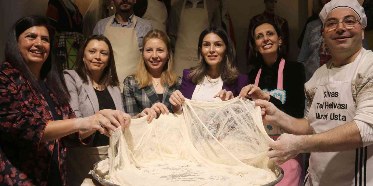 Altı kişinin kol kuvvetiyle yapılan tatlı, yapımı saatler sürse de tadına doyulmuyor