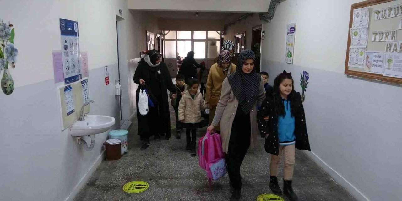 Bu okulda ders zili hem öğrenci hem veliler için çalıyor