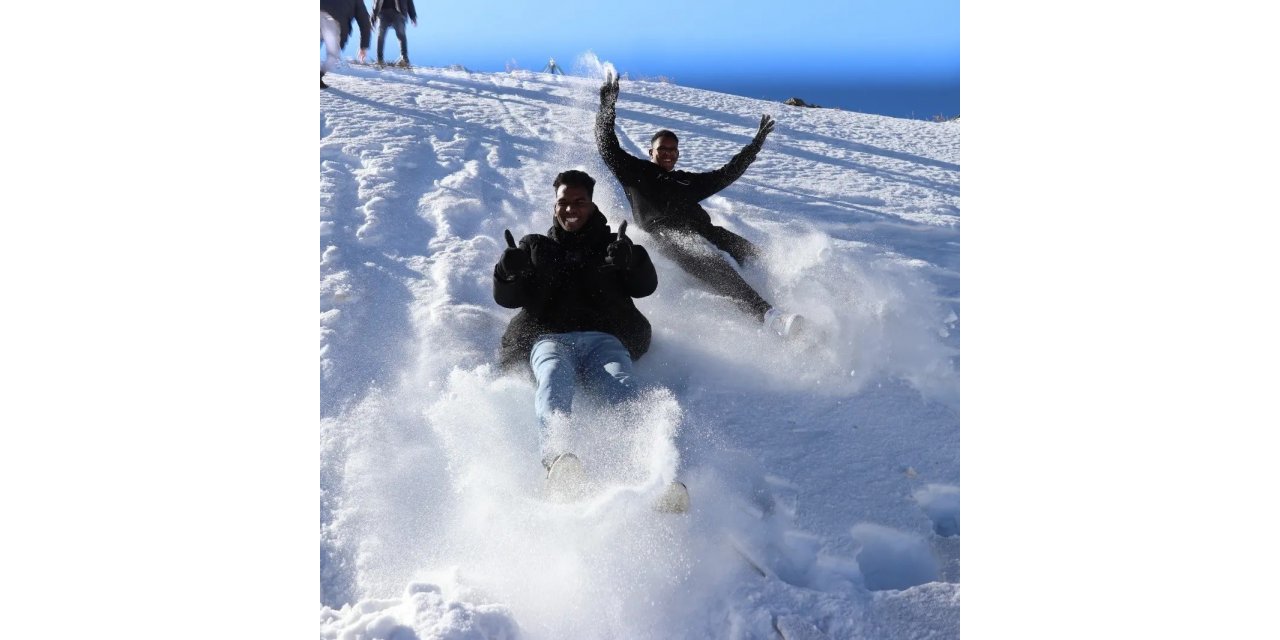 Karla ilk kez tanıştılar, mutlulukları yüzlerine böyle yansıdı