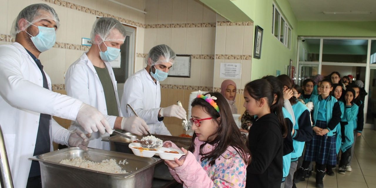 Ücretsiz yemeğe öğrencilerden tam not: "Anne eli değmiş gibi"