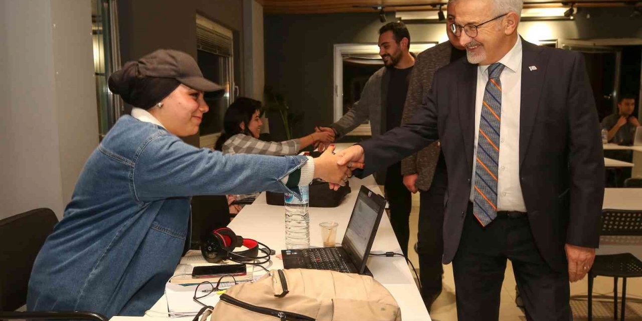 Başkan Erdem’den ders çalışan öğrencilere sürpriz