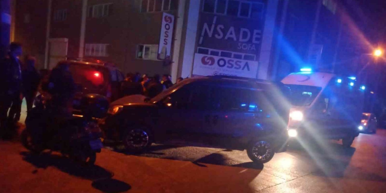 Hafif ticari araçlar çarpıştı; 2 yaralı