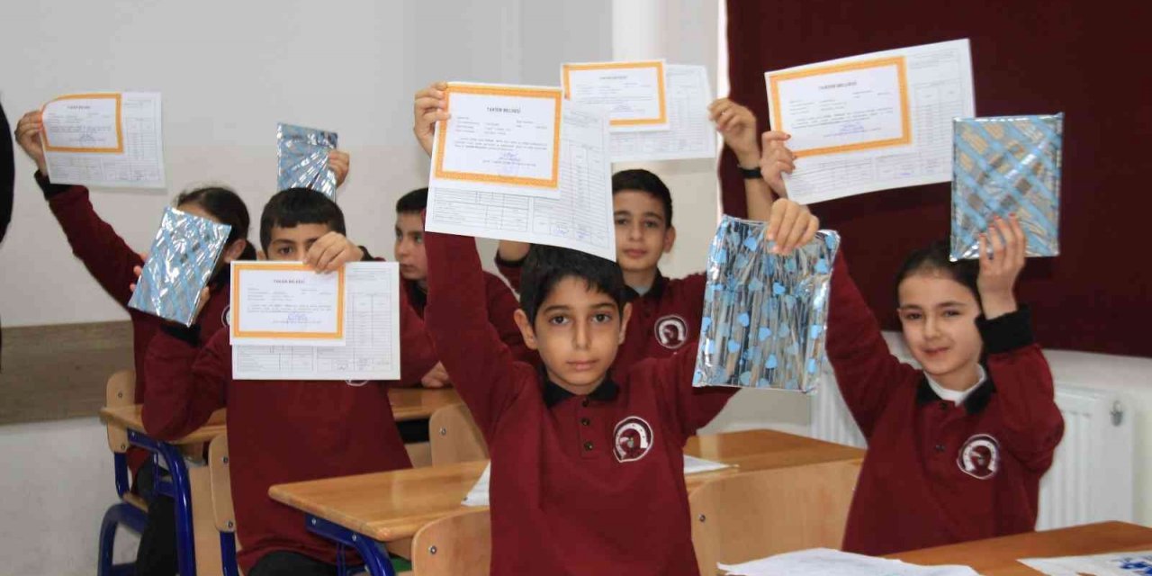 Elazığ’da 129 bin öğrenci karne heyecanı yaşadı