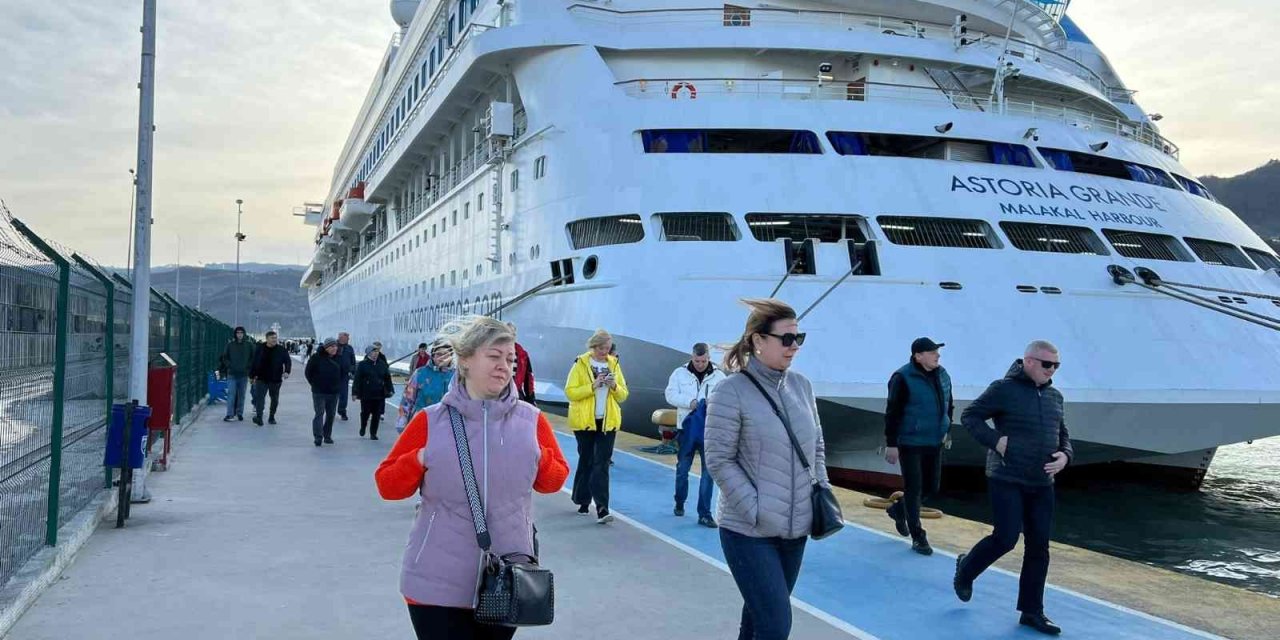 Usturmaçalara çarpan kruvaziyerin yolcuları uçakla Rusya’ya dönecek