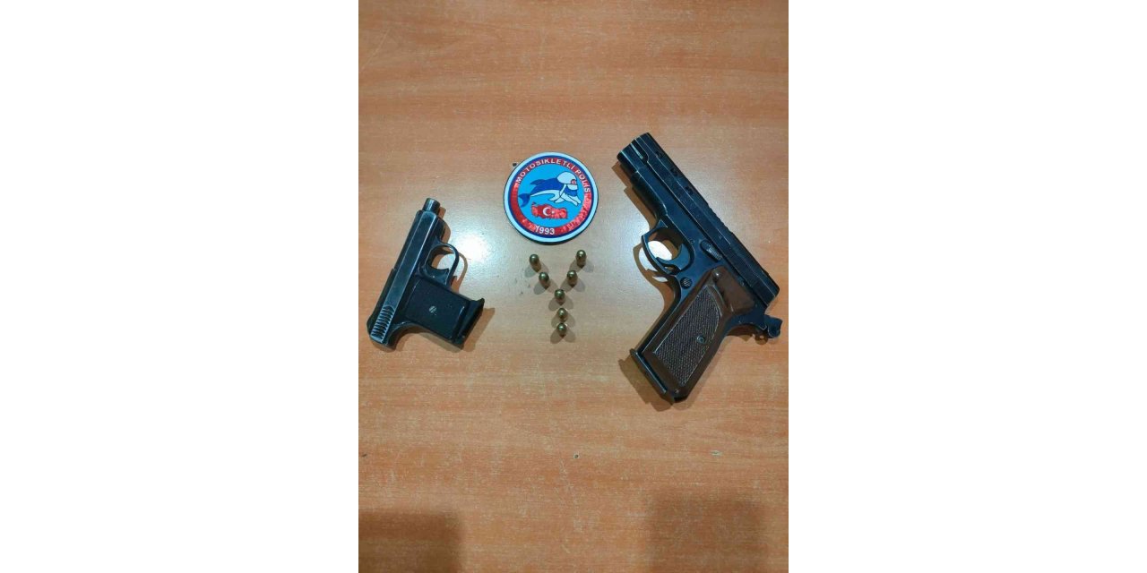 Afyonkarahisar’da galericinin üzerinden iki adet ruhsatsız tabanca çıktı