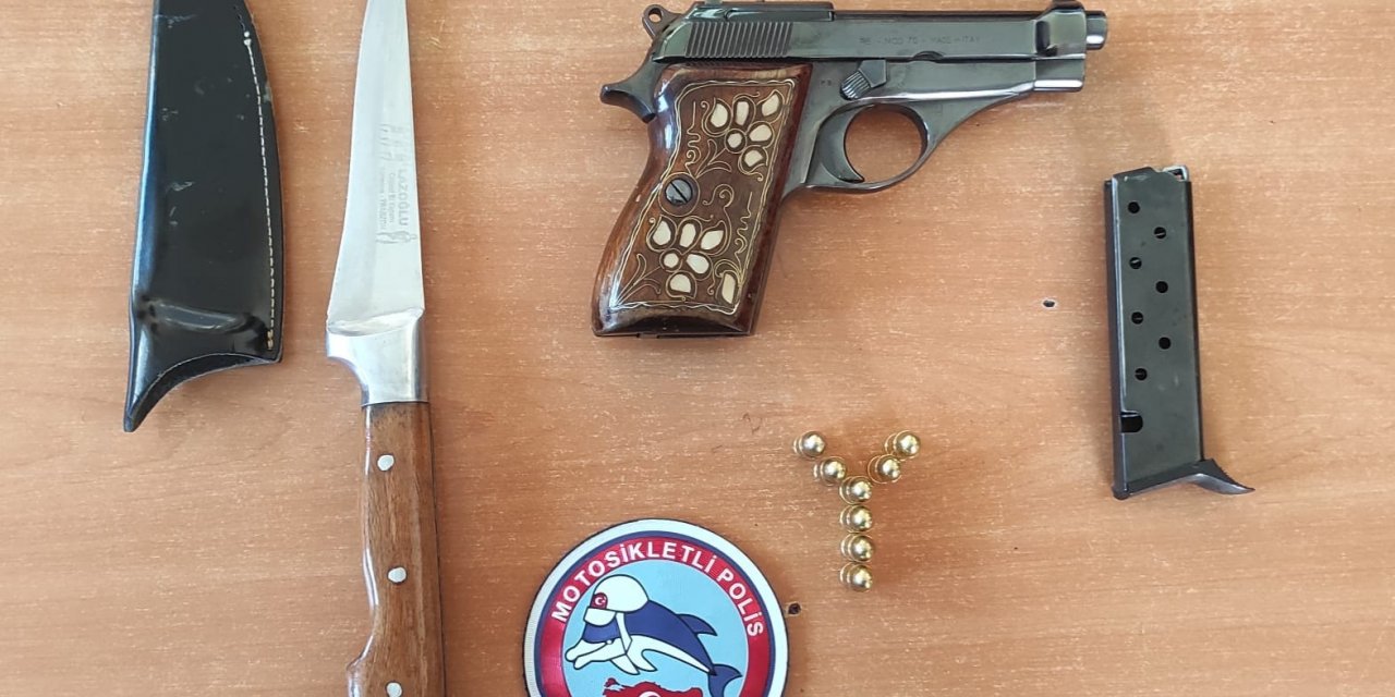 Durdurulan araçlarda birçok silah, mühimmat ve kesici alet ele geçirildi