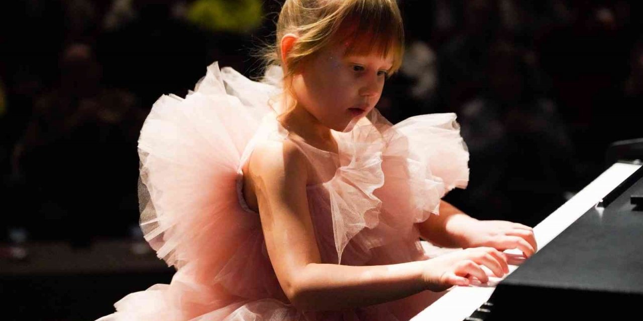 Minik piyanistler hünerlerini sergiledi