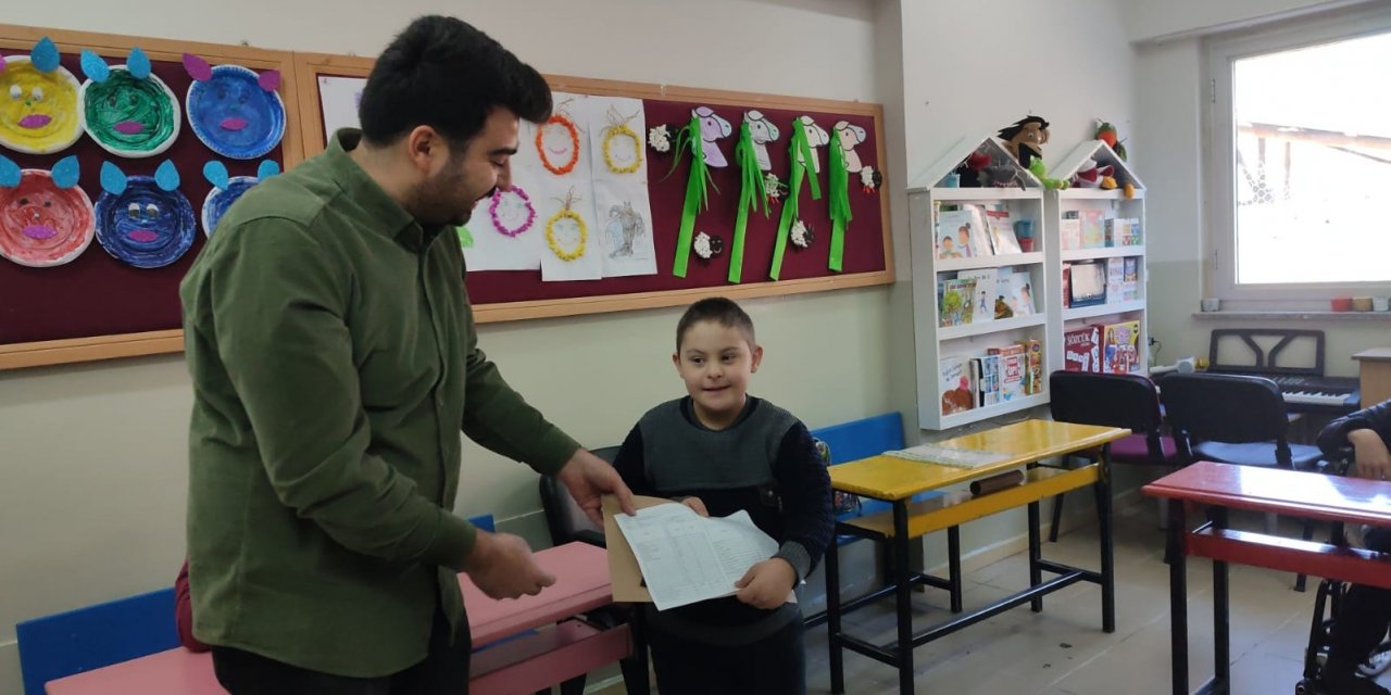 Özel eğitim öğrencileri, ilk kez karne almanın heyecanını yaşadı