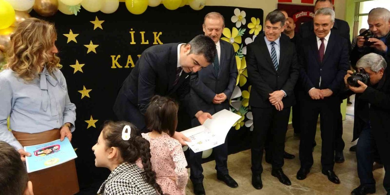 Başkan Gökhan Yüksel, mezun olduğu okulda karne dağıttı