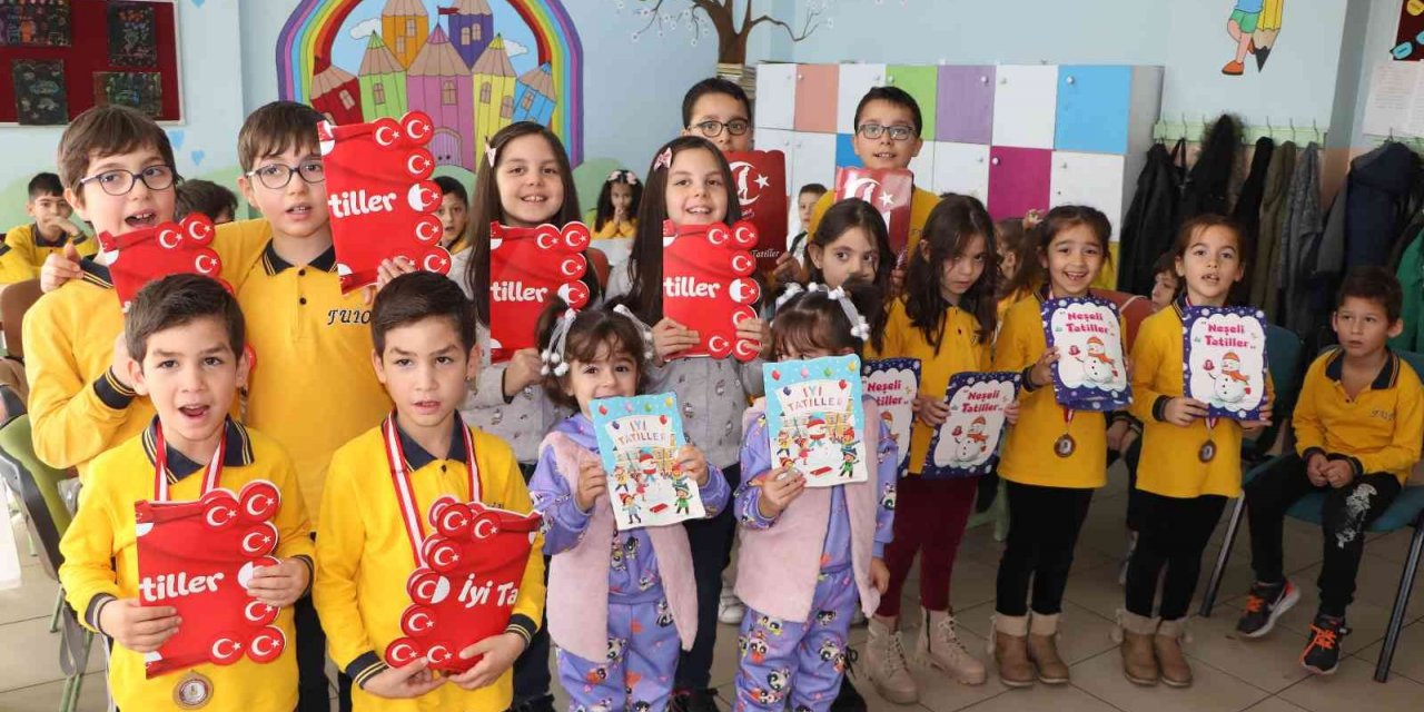 Bu okulda 18 ikiz öğrenci karne heyecanı yaşadı