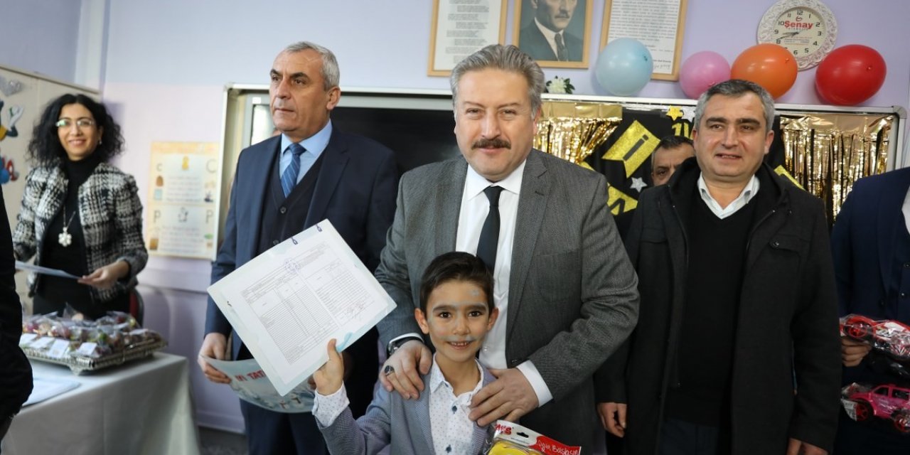 Başkan Palancıoğlu, öğrencilerin karne heyecanına ortak oldu