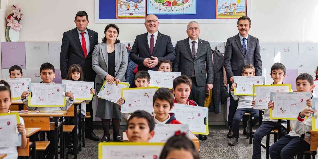 Öğrencilerin karne heyecanına Vali ve Belediye Başkanı da ortak oldu